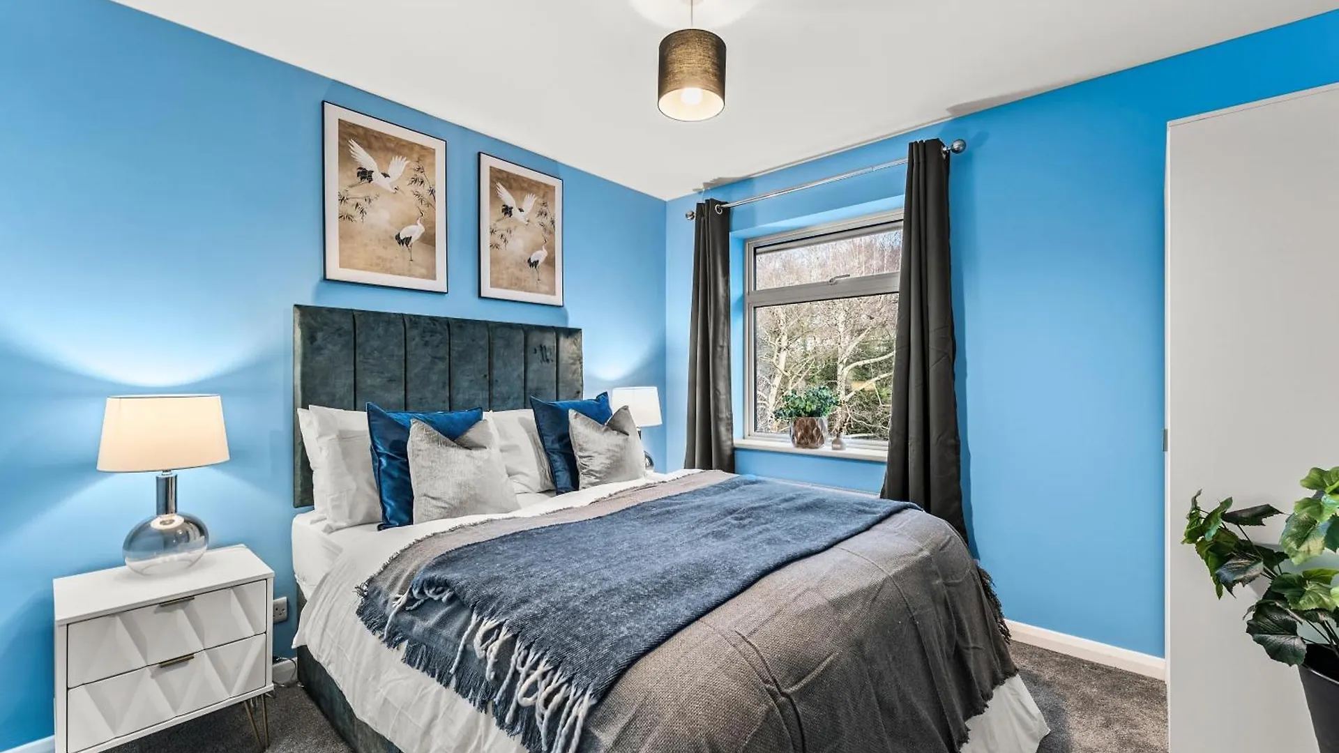 Elegant Retreat In Cheltenham - Garden & Parking Included 0*,